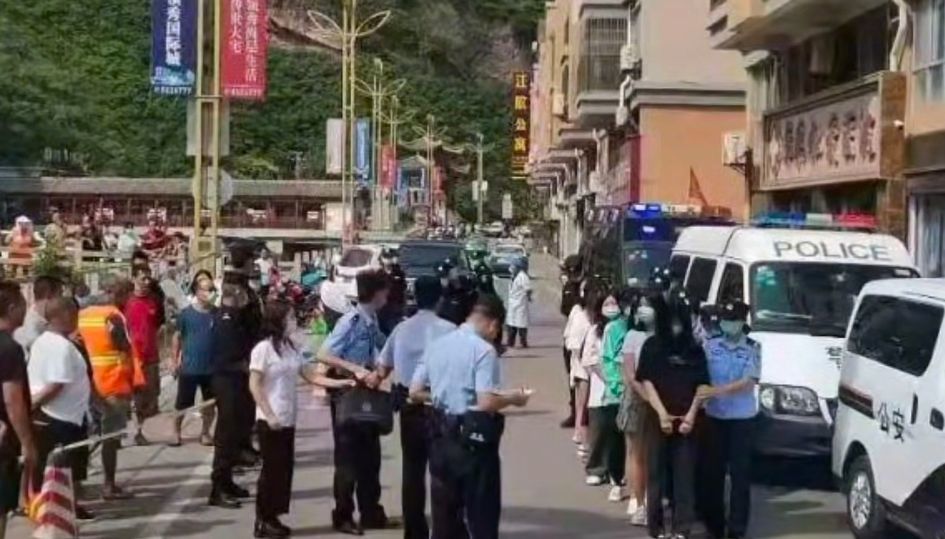 云南彝良年轻女孩街头指认现场遭中老年男子驻足围观