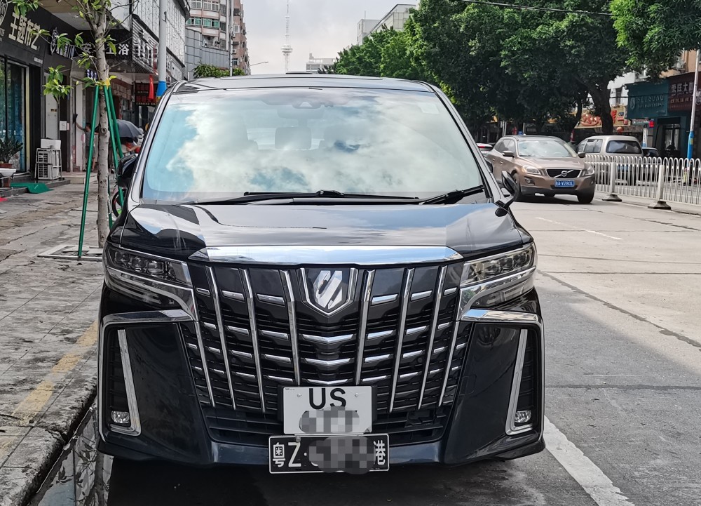 在珠三角地区,经常看到粤z的黑色车牌,这是港澳入境的车,以丰田埃尔法