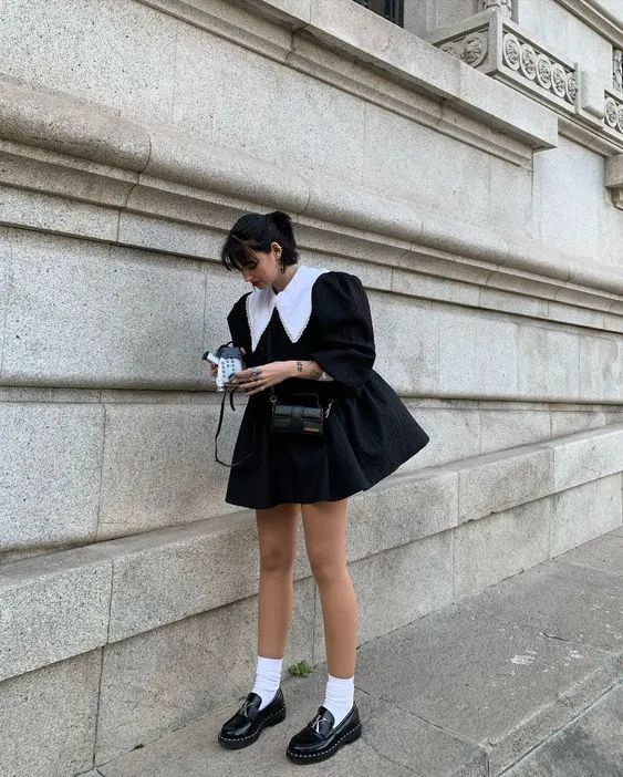 至此各位也该看出来, 白袜子 黑皮鞋,是今年的yyds了