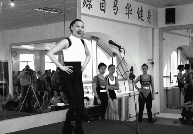 2001年,41岁的健美皇后离世,5年后享正军职待遇的父亲