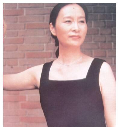 65岁奚美娟高龄产子仍遭抛弃20年后与前夫同台飙戏泯恩仇