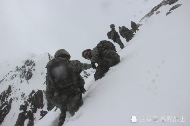 边防官兵巡逻在雪山之巅