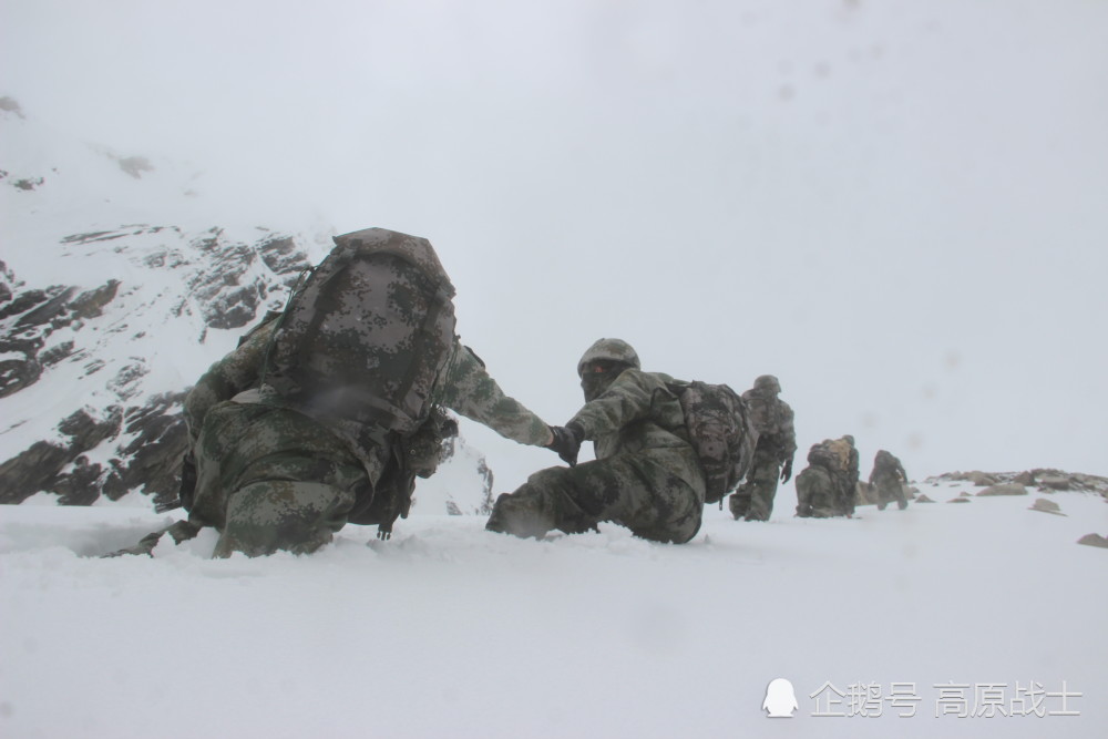 坚守战位!边防官兵巡逻在雪山之巅