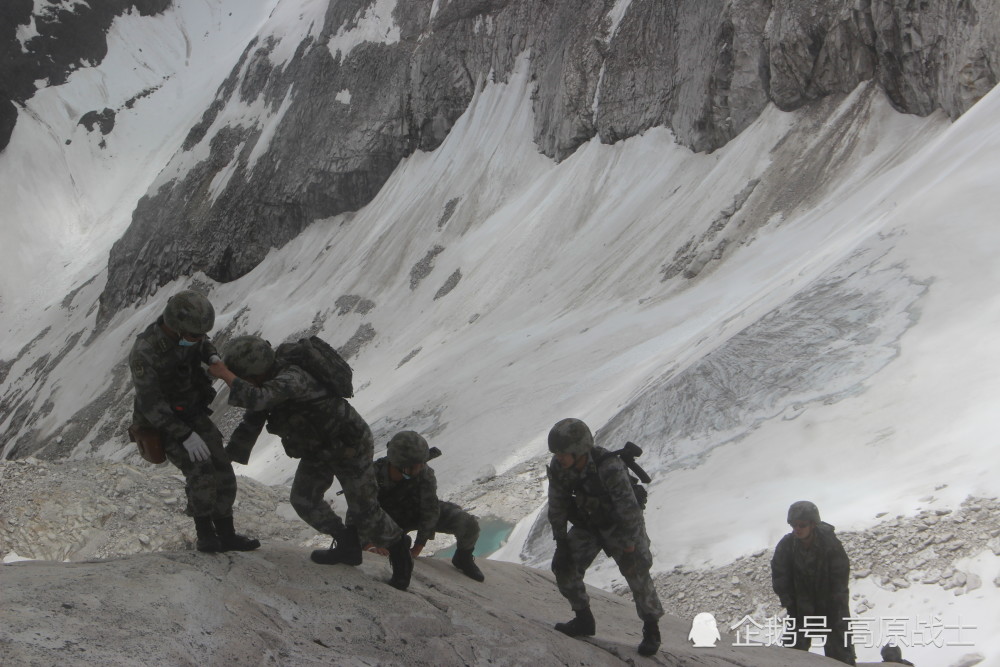 坚守战位!边防官兵巡逻在雪山之巅