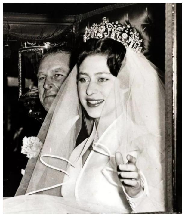 玛格丽特公主30岁,下嫁摄影师,婚礼上她对女王行屈膝礼让人感动