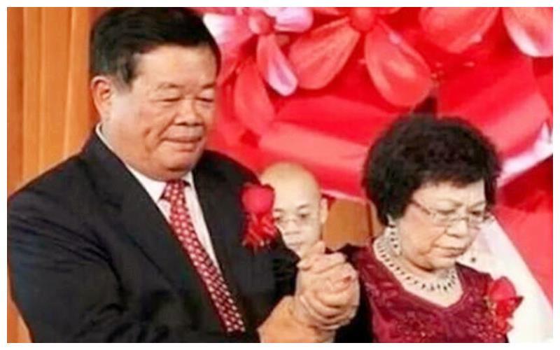玻璃大王曹德旺,身价百亿要娶红颜知己,发妻:我只要孩子和房子