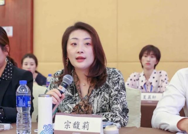 76岁宗庆后拿到基金从业资格证书,80后女儿宗馥莉成熟