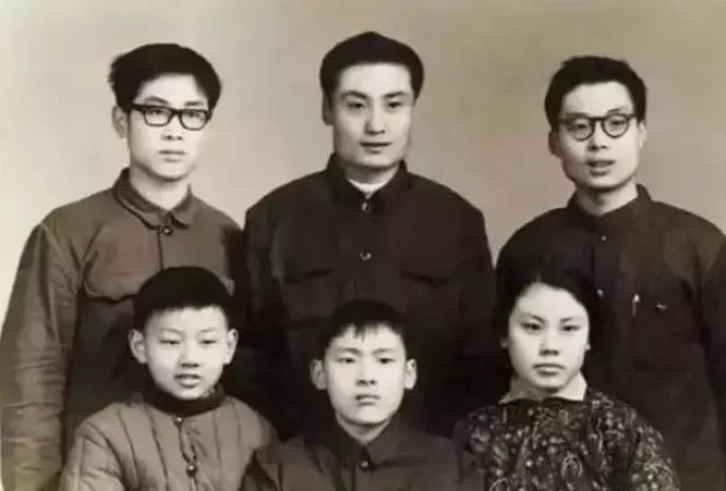 及妹妹合影宗庆后,生于1945年11月,若按族谱排序,他与宗端后,宗泽后