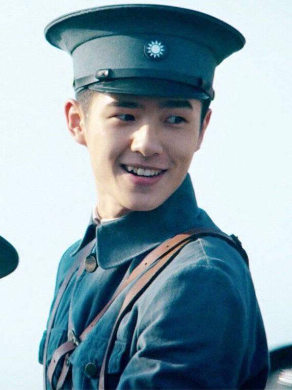 48位男明星军装照:易烊千玺鹿晗李现肖战王一博陈伟霆谁更帅?