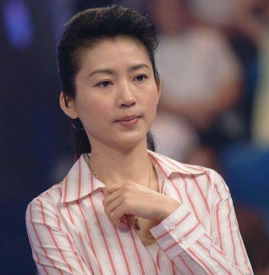 央视主持一姐,因一场赌约离婚的王小丫,如今52岁的她现状如何