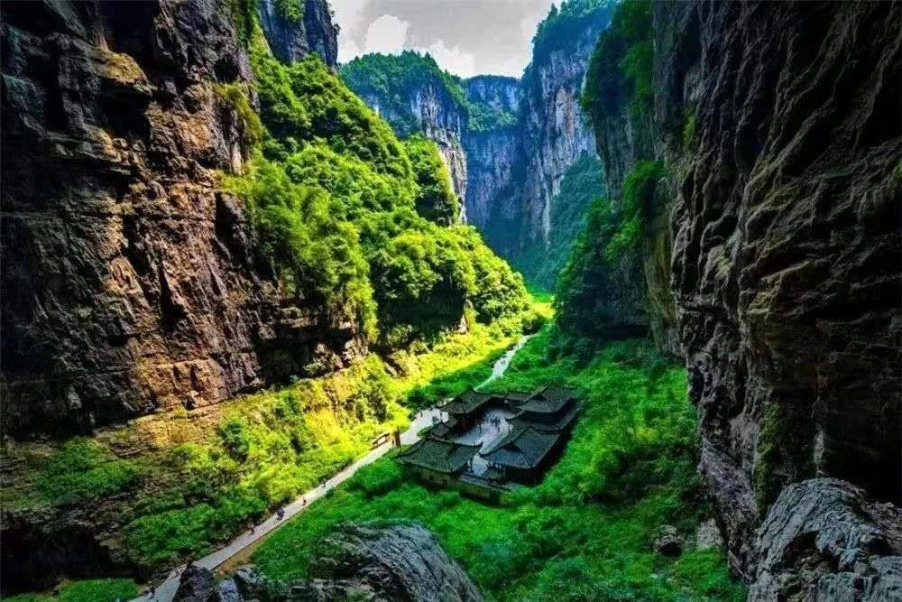 龙水峡地缝等一系列知名景区景点,形成了武隆"一洞两江两山"的旅游