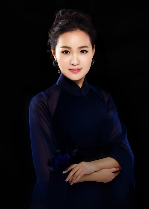 "民歌女神"雷佳,34岁成首位博士级的歌唱家,41岁魅力依旧