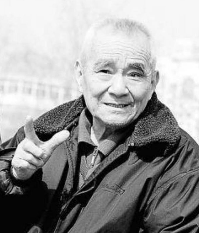 他是《小兵张嘎》的原型,曾被授一级战斗英雄,住十几平米房子