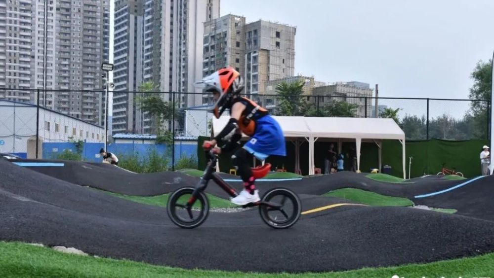 通州首个户外自行车泵道公园落户月亮河平衡车滑板车嗨起来