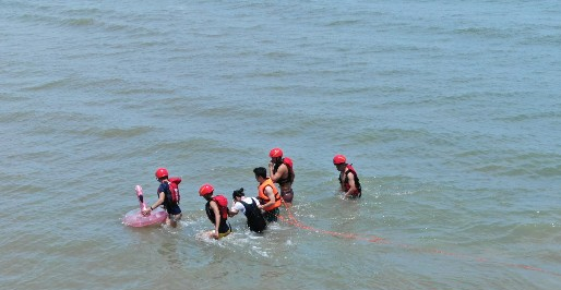 13岁女孩下海游泳被海浪卷走公安消防齐力救援