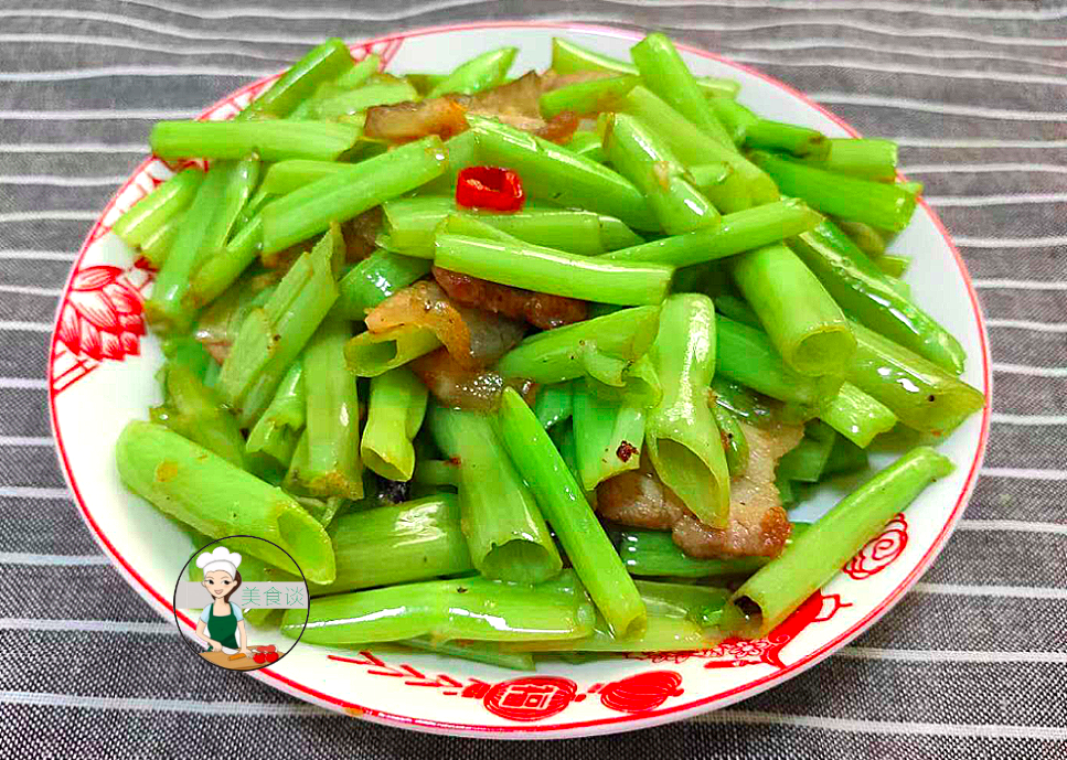 这道空心菜梗炒肉,用到的就是空心菜梗的部分,把菜叶摘下来和肉片一