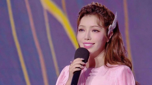 维妮娜混血脸比央视脸还美,穿礼服亮相彻底大火