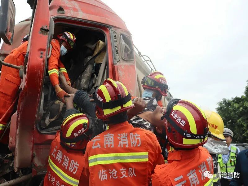 ▌来源:双江县消防救援大队 原题【临沧双江】紧急救援车祸被困人员