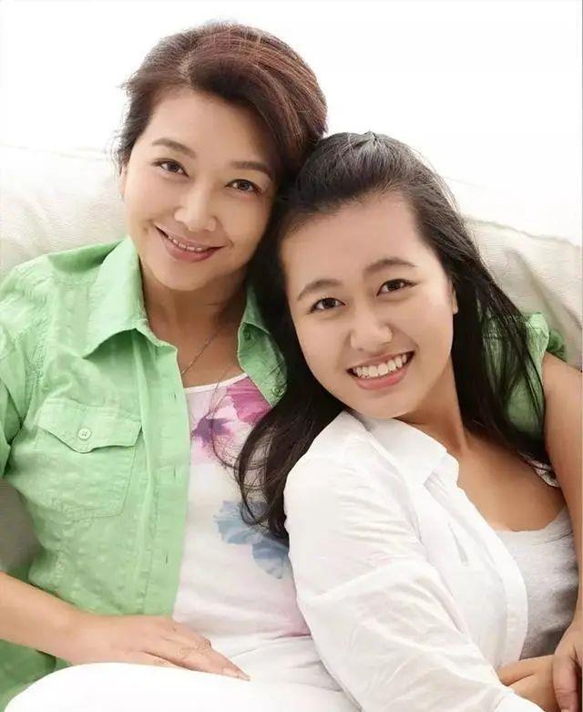 一代女神江珊的成名史,靠美丽征服4个男人,遗憾与靳东