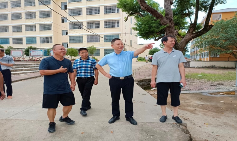 县教体局局长刘涵一行至白舍镇中学检查开学准备工作
