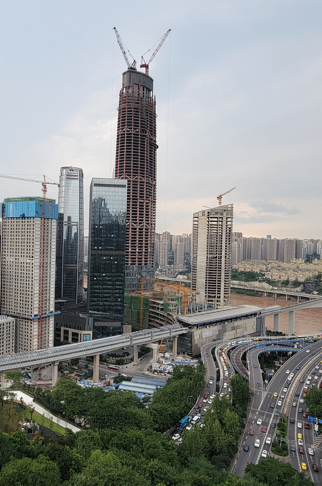 镜头中的重庆在建第一高楼——陆海国际中心