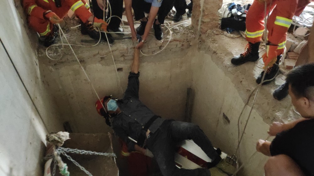 险!装修工人掉进废弃电梯井成功获救