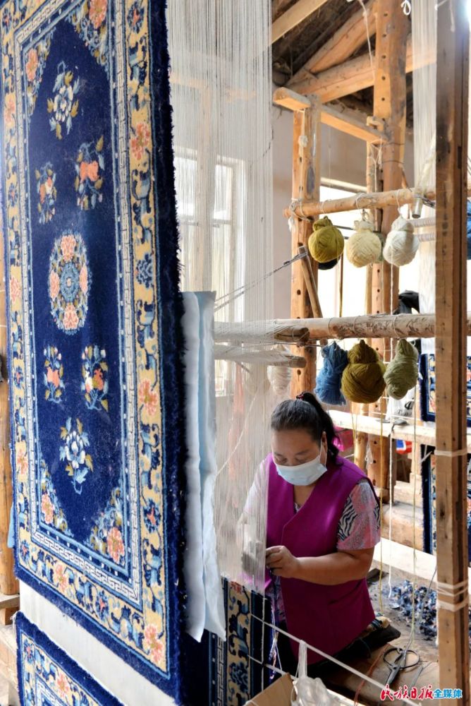 临夏县:手工地毯"织"出新生活