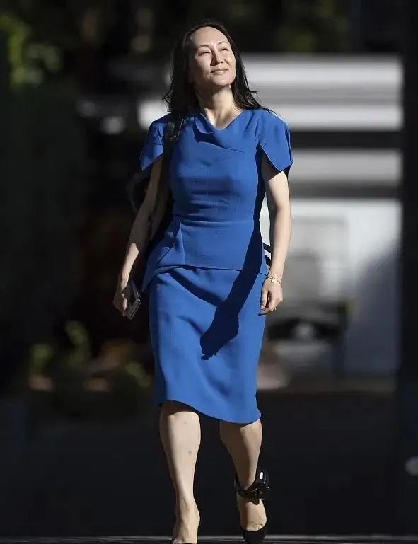 孟晚舟才是贵族女神,带脚铐仍支持国货,走路带风气质