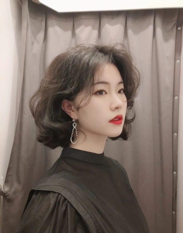 40岁女人洋气发型年轻,40岁女人洋气发型短发 40岁左右的女性,发型这样剪,时尚年轻不老气