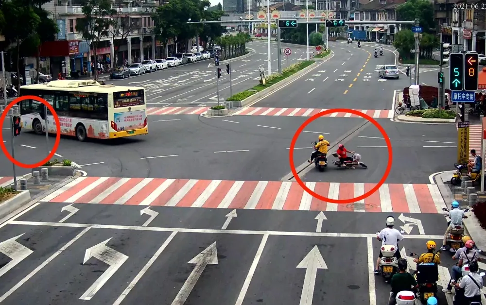 江门一外卖小哥合法通行撞上闯红灯电动车,还要负主责?
