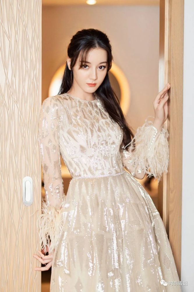 迪丽热巴美出新高度!一袭柔美羽毛裙超仙气,网友:羡慕