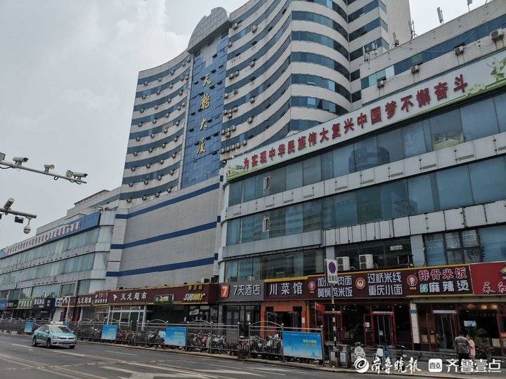近日,济南东湖大厦即将拆除的消息引起了很多市民的关注.