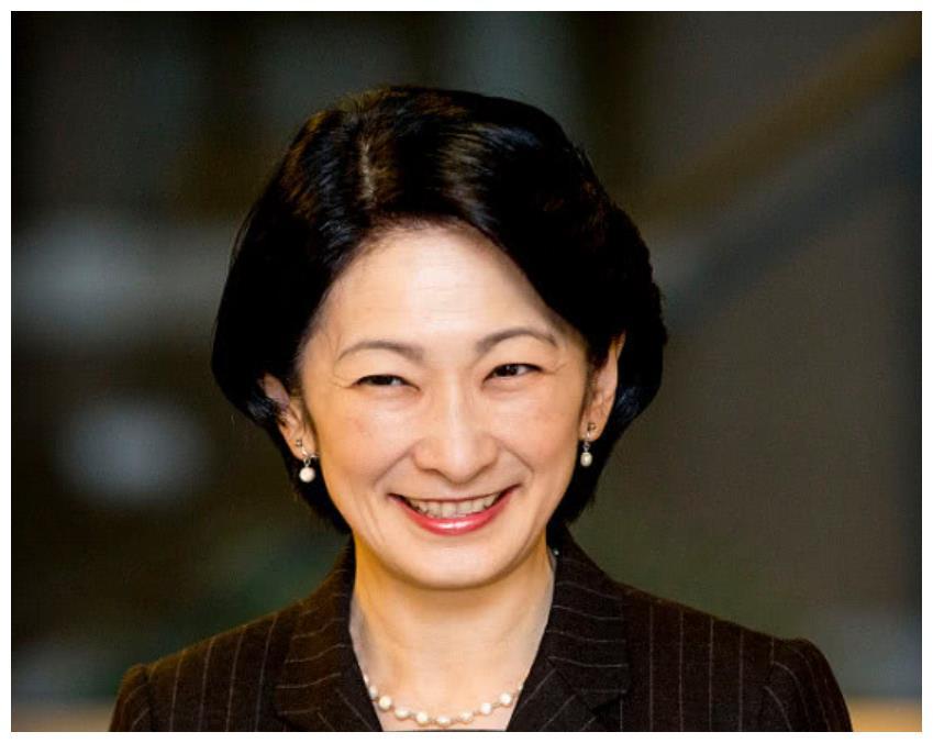 尤其是记者经常捕捉纪子"笑容可怕"的画面,导致外界