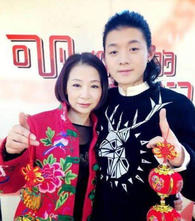 霍尊妈妈因陈露爆料抑郁住院网友扒出母子俩拍婚纱合影过分亲