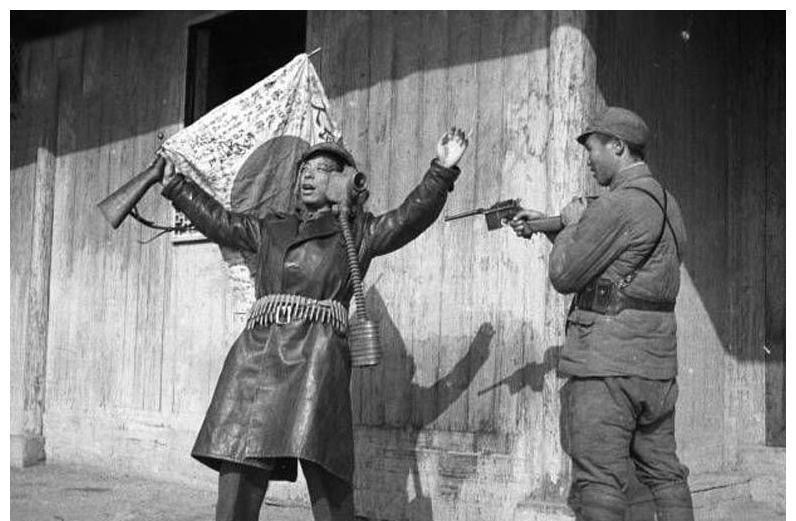 街头强抱女纳粹的苏军,枪毙前抽最后一根烟的日本鬼子