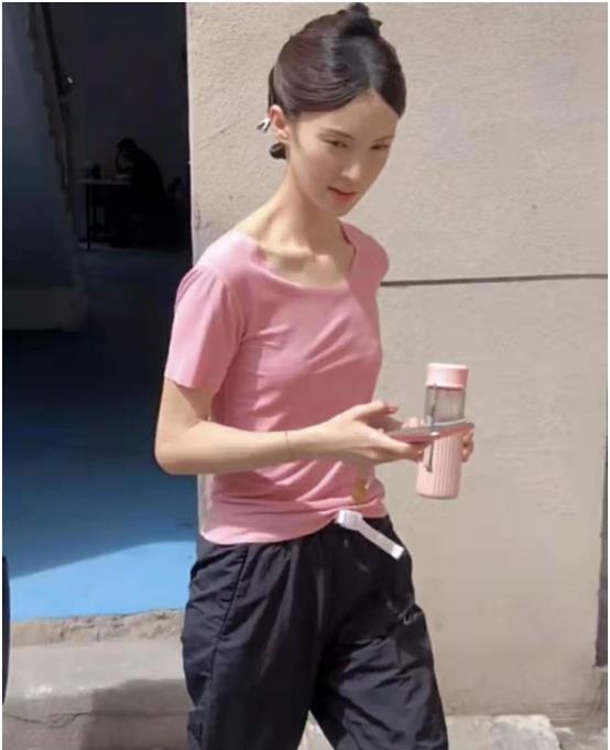 女明星能有多瘦,吴谨言被吐槽"黑干瘦",看到金晨:不想减肥了
