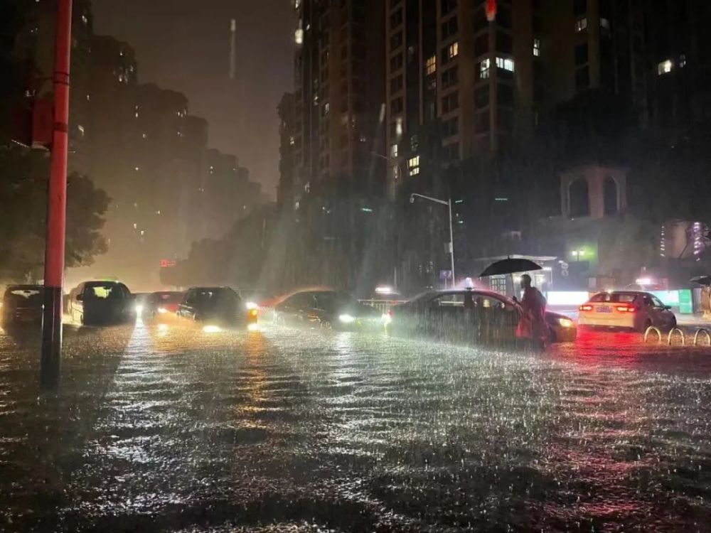 回顾昨晚暴雨情况-视频