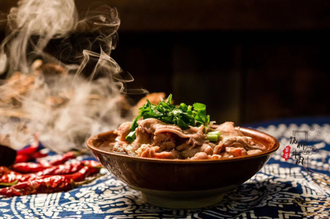 芳芳翘脚牛肉赵鸭子乐山甜皮鸭传承自清朝御膳工艺,精选品种,肉质紧实