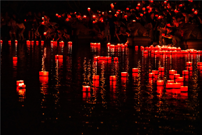 云南西双版纳最古老的花园,看一场六国风情演出,放一次浪漫河灯
