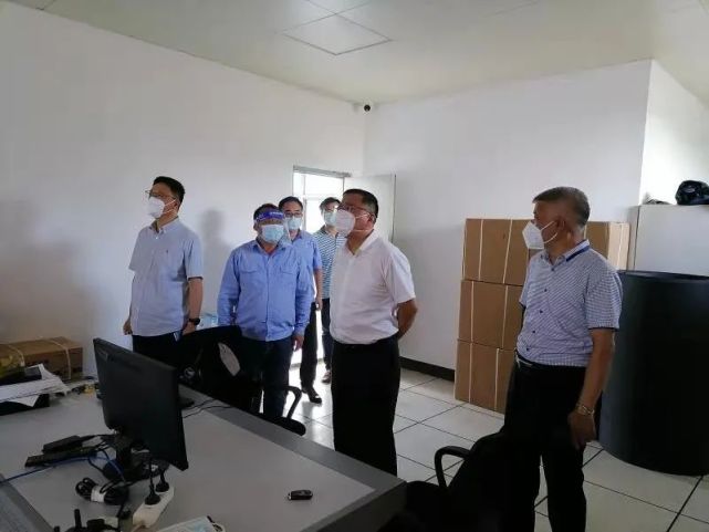 市安委会副主任,应急管理局局长熊佳芝,市工信局局长王正年陪同检查