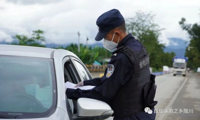 近日,数百辆大货车驶出拉影|陇川县|口岸|拉影|疫情防控