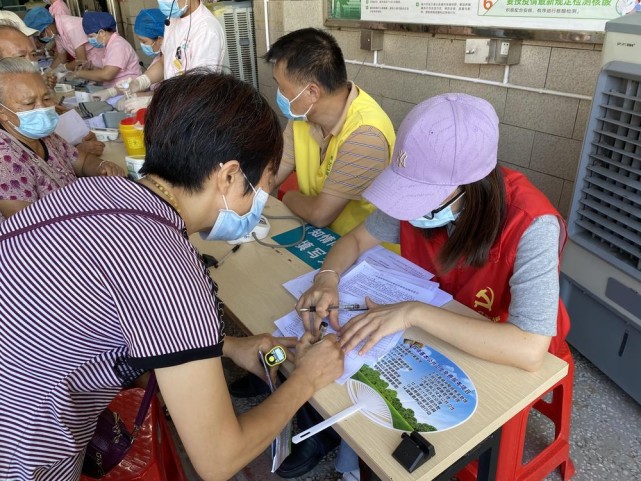 为方便60岁及以上老年人新冠疫苗接种,陈江社区卫生服务中心通过采取