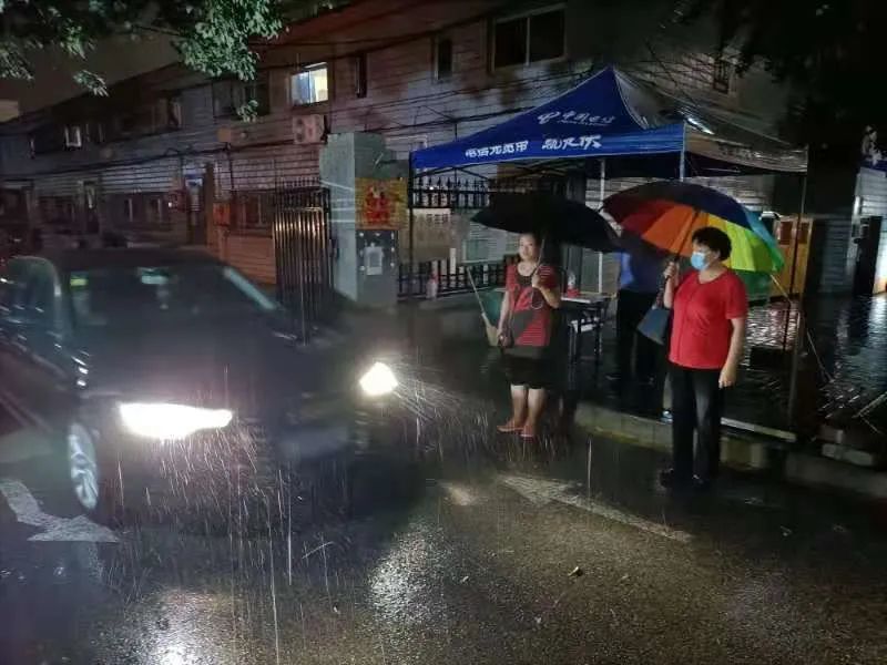 大雨滂沱中,他们冒雨走来