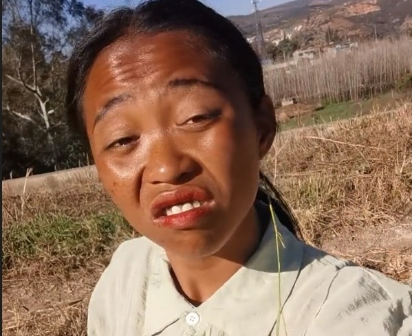 云南90后女孩靠表情模仿成百万网红网友们抢着要娶她