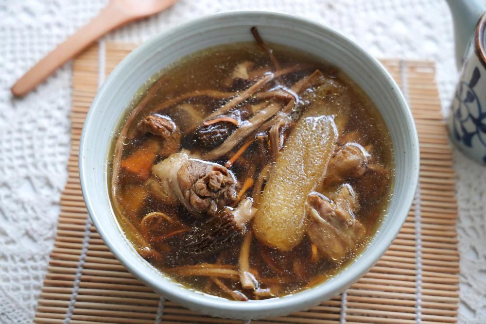 食材丰富,口感一流,但是做法却是非常的简单方便,它就是老鸭菌菇汤