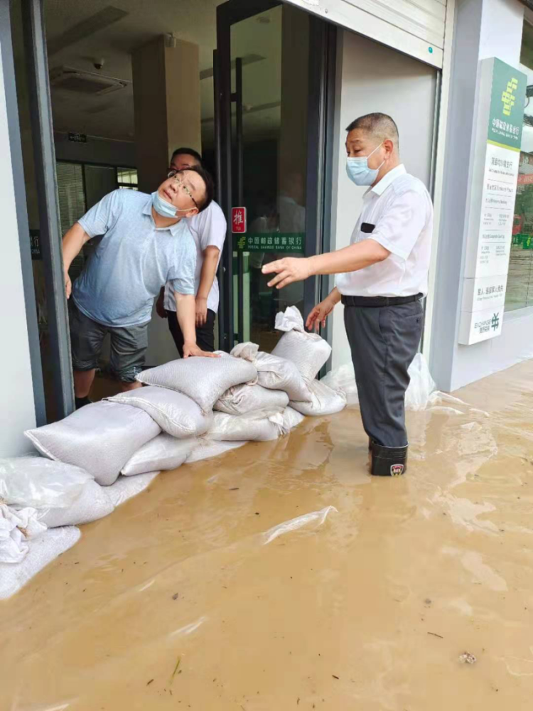 邮储银行随州市分行纪委书记龚朝辉在均川镇支行组织防汛救灾工作