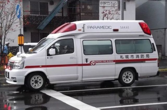和中国不一样,日本的救护车是归消防局管的,所以你会在救护车的身上