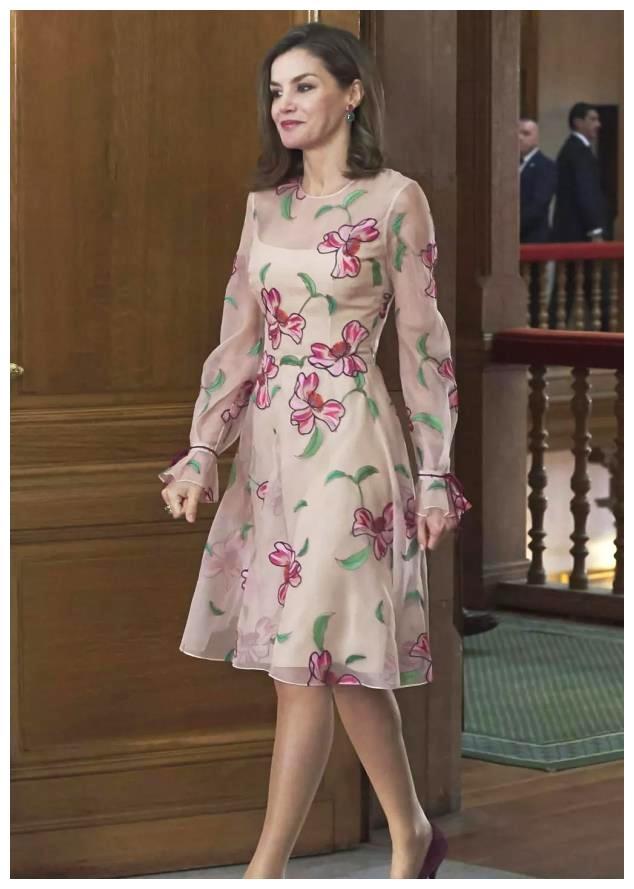 这不,不管是外国的王妃,王后还是总统夫人,女总理都穿上了中国风服饰