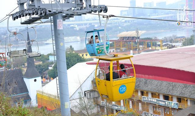 和其他索道不同,洋人街索道采用了吊篮和吊椅混合的模式.