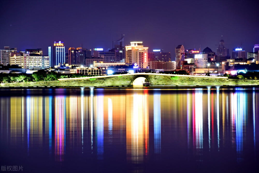 浙江慈溪市2021年gdp_浙江杭州与山东青岛的2021年一季度GDP谁更高(2)